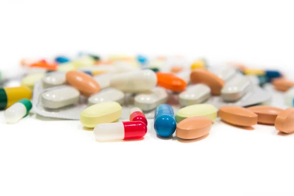 Surtido de píldoras, tabletas y cápsulas de medicamentos farmacéuticos ove — Foto de Stock