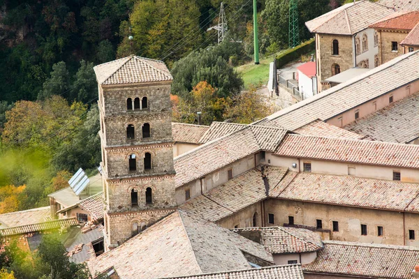 Vista del monasterio medieval de Santa Escolástica rodeado de árboles — Foto de Stock