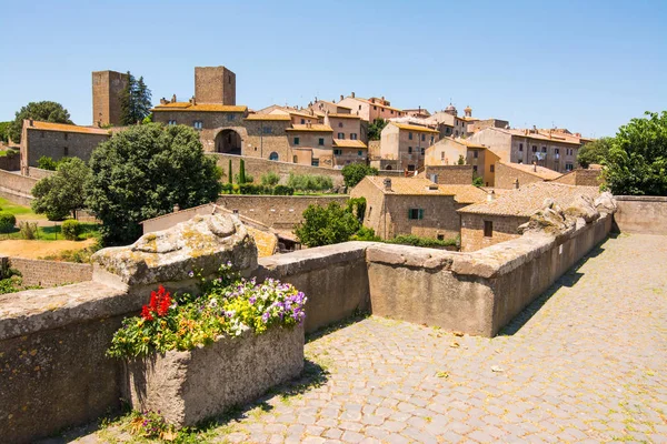 Tuscania, Viterbo, Italia: vista de la ciudad con sarcoph etrusco —  Fotos de Stock