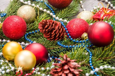Ahşap üzerinde köknar ağacıdalları ile Noel dekorasyon baubles