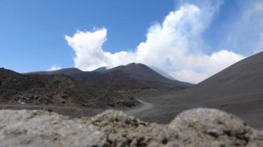 Etna Dağı, Etna Ulusal Parkı, Sicilya, İtalya 'nın resimli volkanik manzarası. Duman ve bulutlar, zaman kavramı 4K.