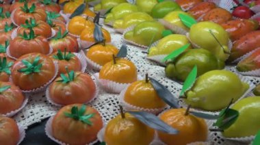 Cefal, Sicilya, İtalya 'da bir mağaza vitrininde badem ezmesi meyveleri sergilendi. 4k