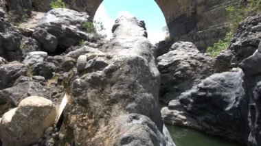 Arap kökenli ve Sarazen Ortaçağ Köprüsü, Sicilya. Adı Simeto nehir lav geçitleri. Video 4k