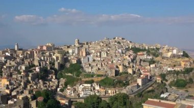 İtalya, Sicilya 'daki Enna kasabasının panoramik hava manzarası. Sicilya 'nın merkezinde yer alan Enna şehri, İtalya' nın en yüksek il başkentidir. Çekim 4k