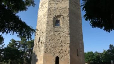 Frederick II 'nin tarihi şehir Enna, Sicilya' nın merkezindeki kulesi. Çekim 4k