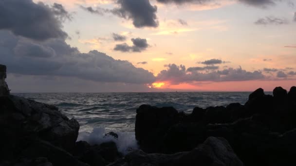 Tramonto Sul Mare Una Scogliera Cefal Italia Sole Una Nave — Video Stock