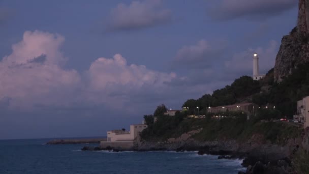 Fyren Tänds Vid Solnedgången Över Havet Cefal Italien Molnig Himmel — Stockvideo