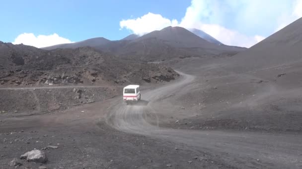 Turistfordon Som Kör Människor Till Toppen Etna Och Tillbaka Vulkanisk — Stockvideo