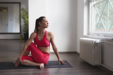 İçerde Yoga Çalışan Kız