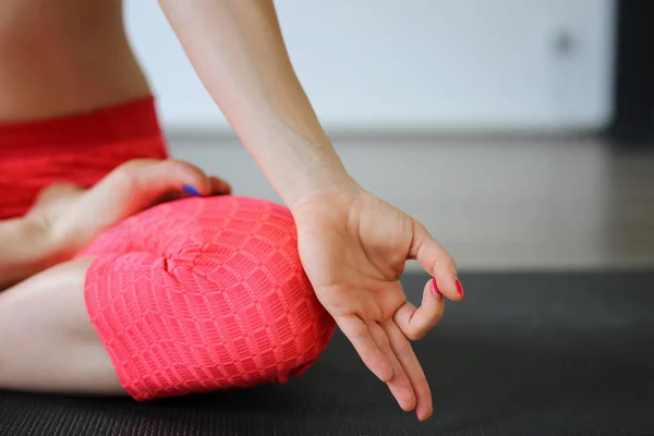Lotus pozisyonundaki kız yoga yapıyor.