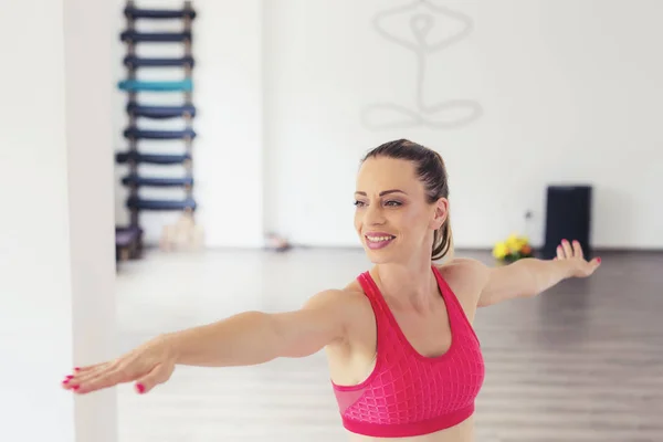 Meisje Oefenen Yoga Binnen — Stockfoto