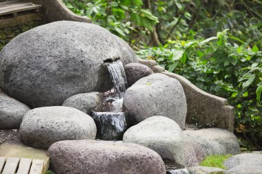 Taşlarla ilkbahardan taze temiz su