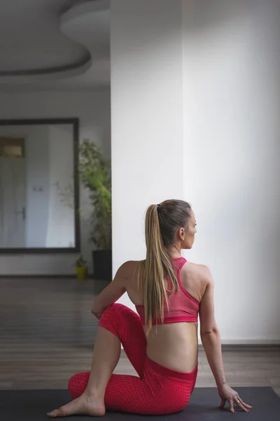 Girl Practicing Yoga Indoors — Stock Photo, Image