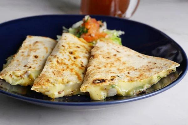 Quesadilla peynir, mantar ve soğan ile 
