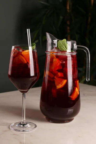Rode Wijn Sangria Met Verschillende Vruchten Glas Werper — Stockfoto