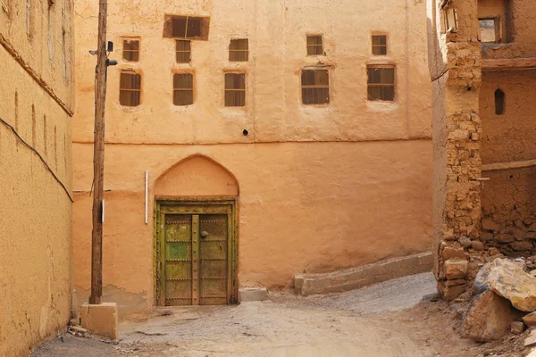 Hamra 废弃村庄的旧泥屋 — 图库照片
