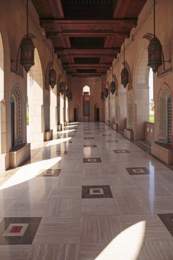 Sultan Qaboos 'un mermer koridoru Büyük Cami, Muscat Umman 