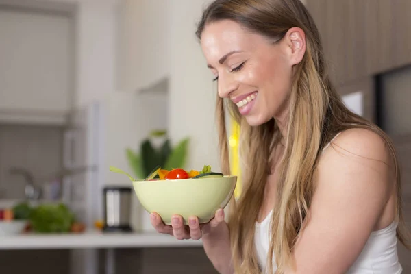 Sağlıklı yaşam tarzı kadın taze salata yeme 