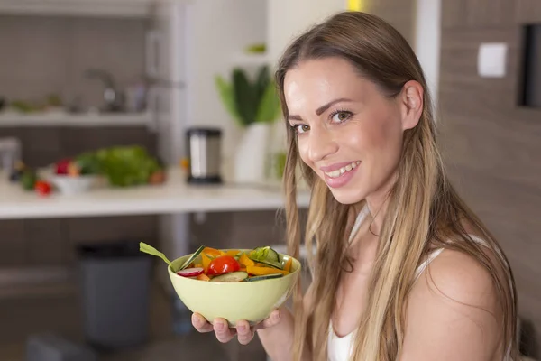 Sağlıklı yaşam tarzı kadın taze salata yeme 