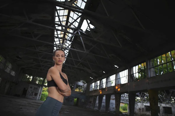Aantrekkelijk Fitness Meisje Poseren Verlaten Geruïneerd Fabriek — Stockfoto