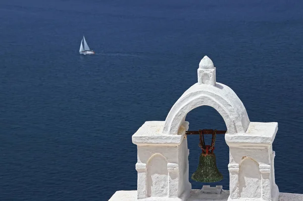 Tradiční Architektura Santorini Kostelní Zvon Mořem Pozadí — Stock fotografie