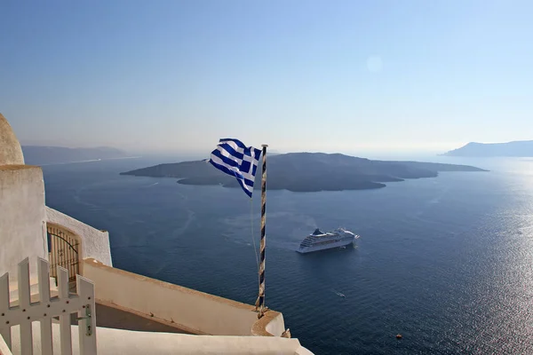 Pohled Sopku Řeckou Vlajkou Vpředu Ostrov Santorini Řecko — Stock fotografie