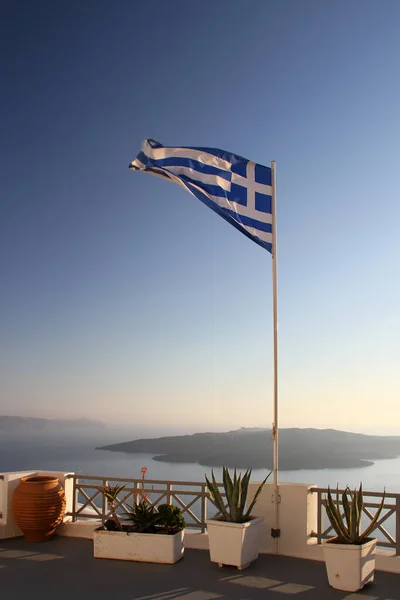 Pohled Sopku Řeckou Vlajkou Vpředu Santorini Řecko — Stock fotografie
