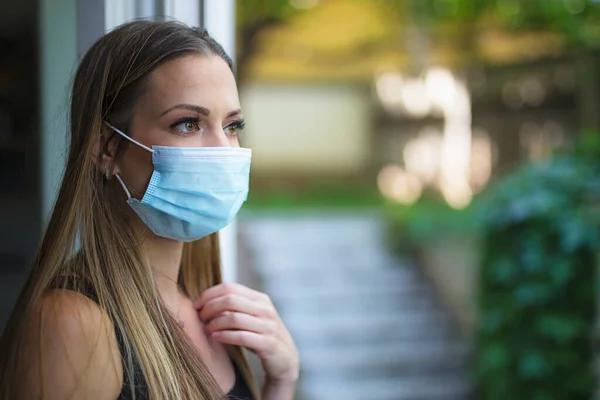 Vrouw Met Een Beschermend Gezichtsmasker Vanwege Corona Virus Pandemie Stockafbeelding