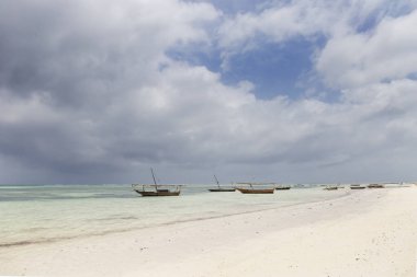 Beyaz kumsalda balıkçı tekneleri, Zanzibar adası, Tanzanya