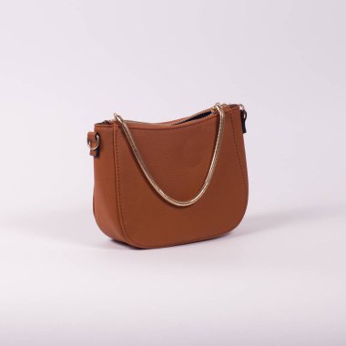 Kadın çantası beyaz arkaplanda izole