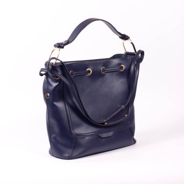 Beyaz arka planda moda çanta izole