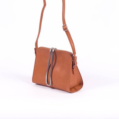 Kadın çantası beyaz arkaplanda izole