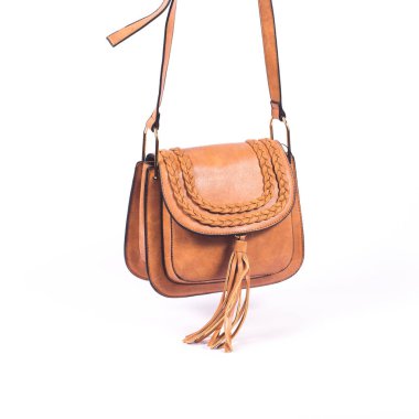 Beyaz arka planda izole edilmiş zarif deri kadın çantası.