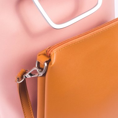 Beyaz arka planda izole edilmiş kadın deri çanta.