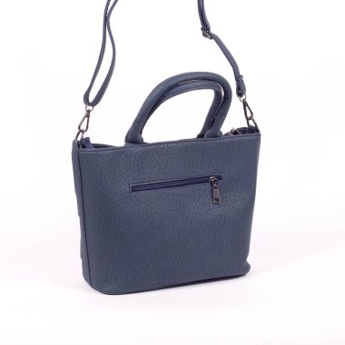 Beyaz arka planda izole edilmiş kadın deri çanta.