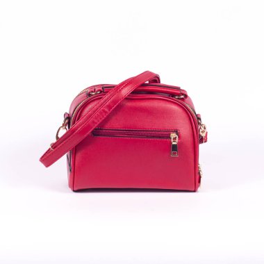 Beyaz arka planda izole edilmiş zarif deri kadın çantası.