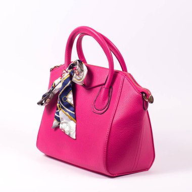 Beyaz arka planda izole edilmiş zarif deri kadın çantası.