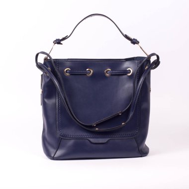 Beyaz arka planda moda çanta izole