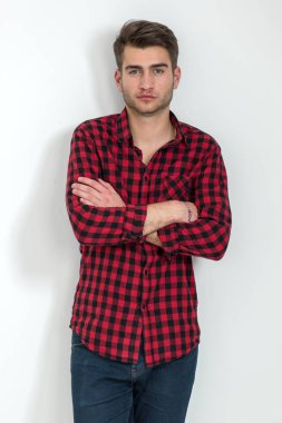 Ekose gömlekli büyüleyici bir sakallı adam portresi