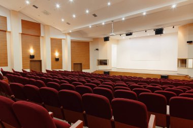 Büyük boş konferans salonunun kırmızı sandalye ile.
