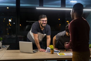 iş arkadaşları, fazla çalışma, son tarih ve insan kavramı - ofiste gece geç saatlerde çalışma