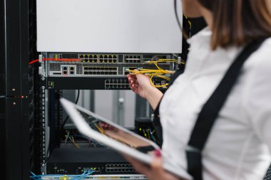 Teknisyen muayene Server'da sunucu odası