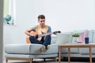 akustik gitar çalmaya yakışıklı genç
