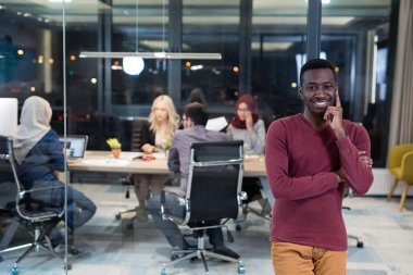 Başarılı iş adamları bir bilgisayar kullanmanız ve gece geç saatte ofiste çalışırken gülümseyen