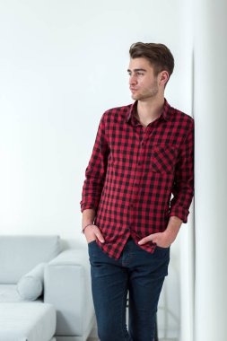 Ekose gömlekli büyüleyici bir sakallı adam portresi