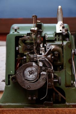 Retro dikiş makinesi, el sanatları için eski araçları