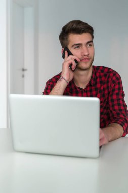 evden çalışma için bir dizüstü bilgisayar kullanarak bir sakallı