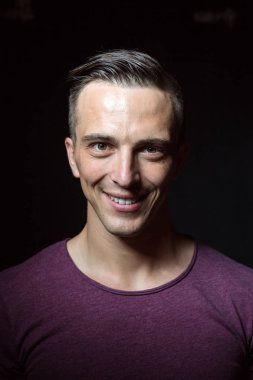 Studio, katı poz ve yüz ifadesi tek yakışıklı kaslı beyaz adam vurdu