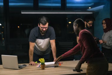 iş arkadaşları, fazla çalışma, son tarih ve insan kavramı - ofiste gece geç saatlerde çalışma