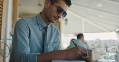 Kafede oturan genç beyaz iş adamı